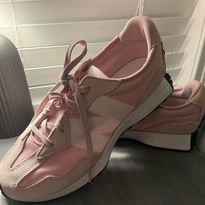 New Balance 327 - Light pink color, never worn out!